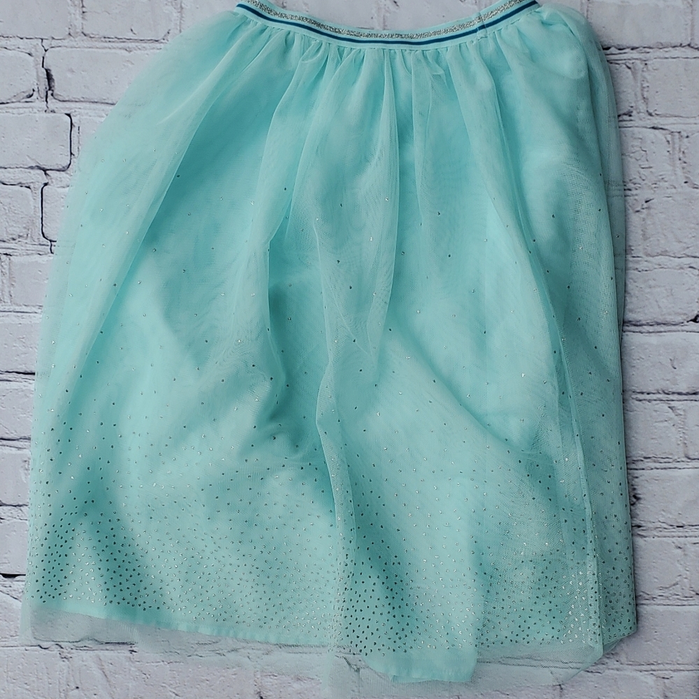 Lined netted fluffy skirt.